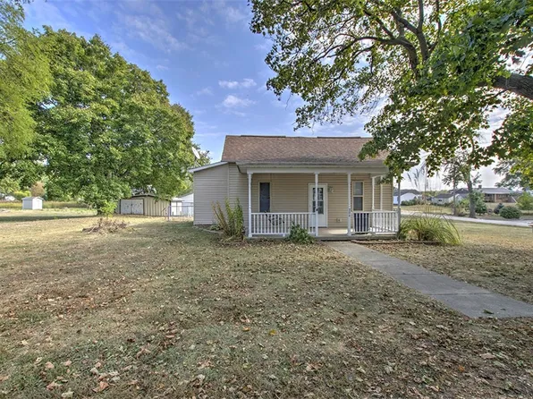 204 E B St N, La Place, IL 61936