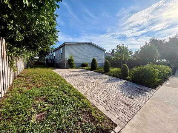 755 Ridgewood DR, WEST PALM BEACH, FL 33405