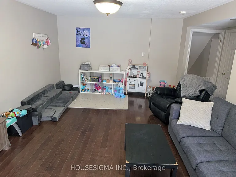 90 Penelope Dr — Photo 3