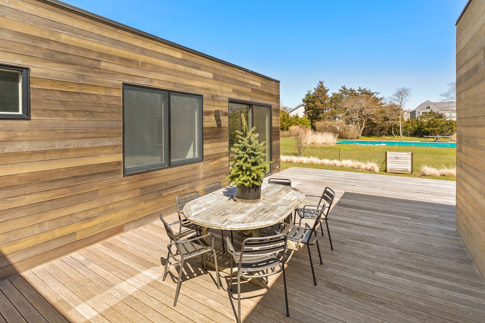 deck with dining