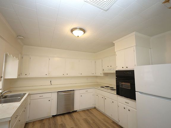 3rd image of 605 E Moore St