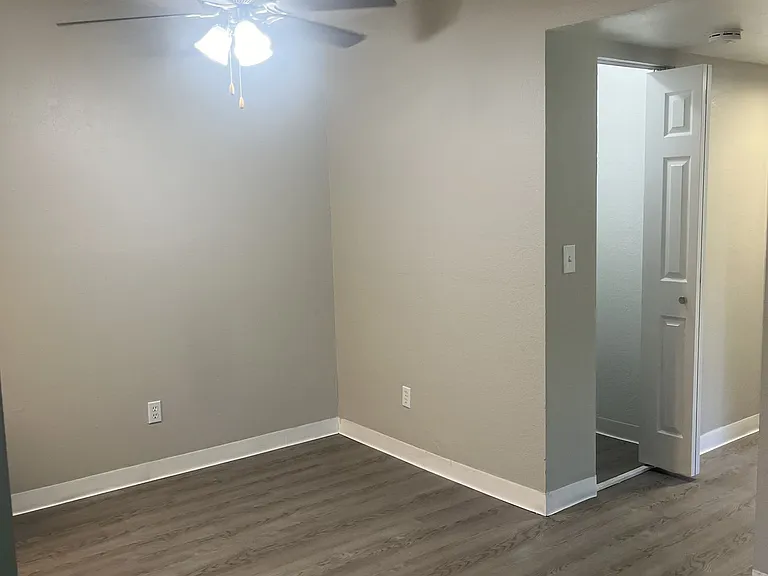 Glenbrook Apartments — Photo 10