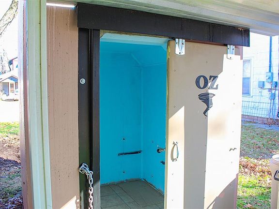 5th image of 805 N Louisa Ave
