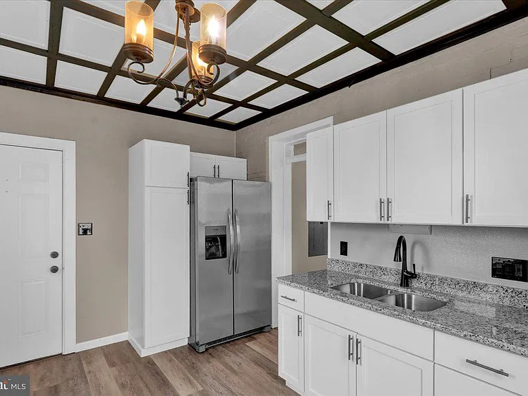2102 Main St — Photo 10