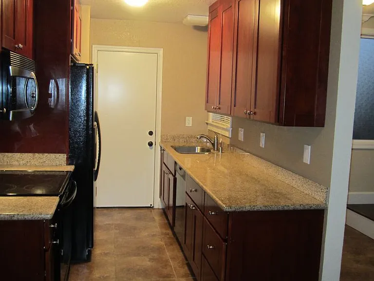 2 Bedroom / 1 Bathroom Townhome in Bay Point — Photo 5
