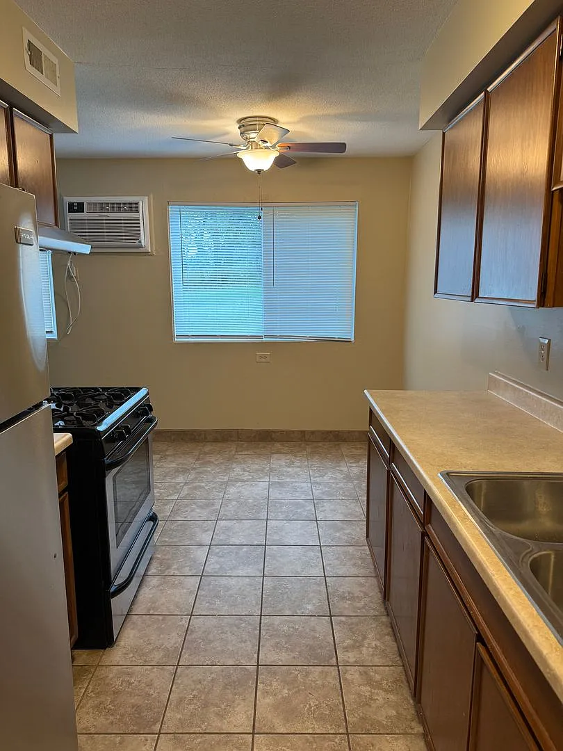 Colonial Apartments — Photo 3