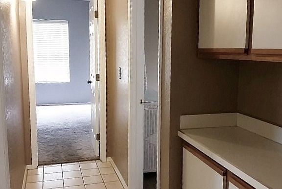 5th image of 820 N Hearthside Ln