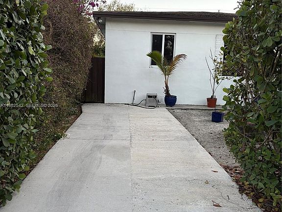 4th image of 2270 SW 24th St