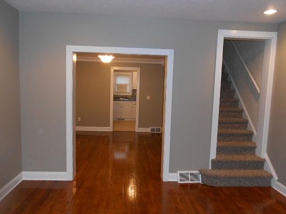 2nd image of 400 Oxford Ave