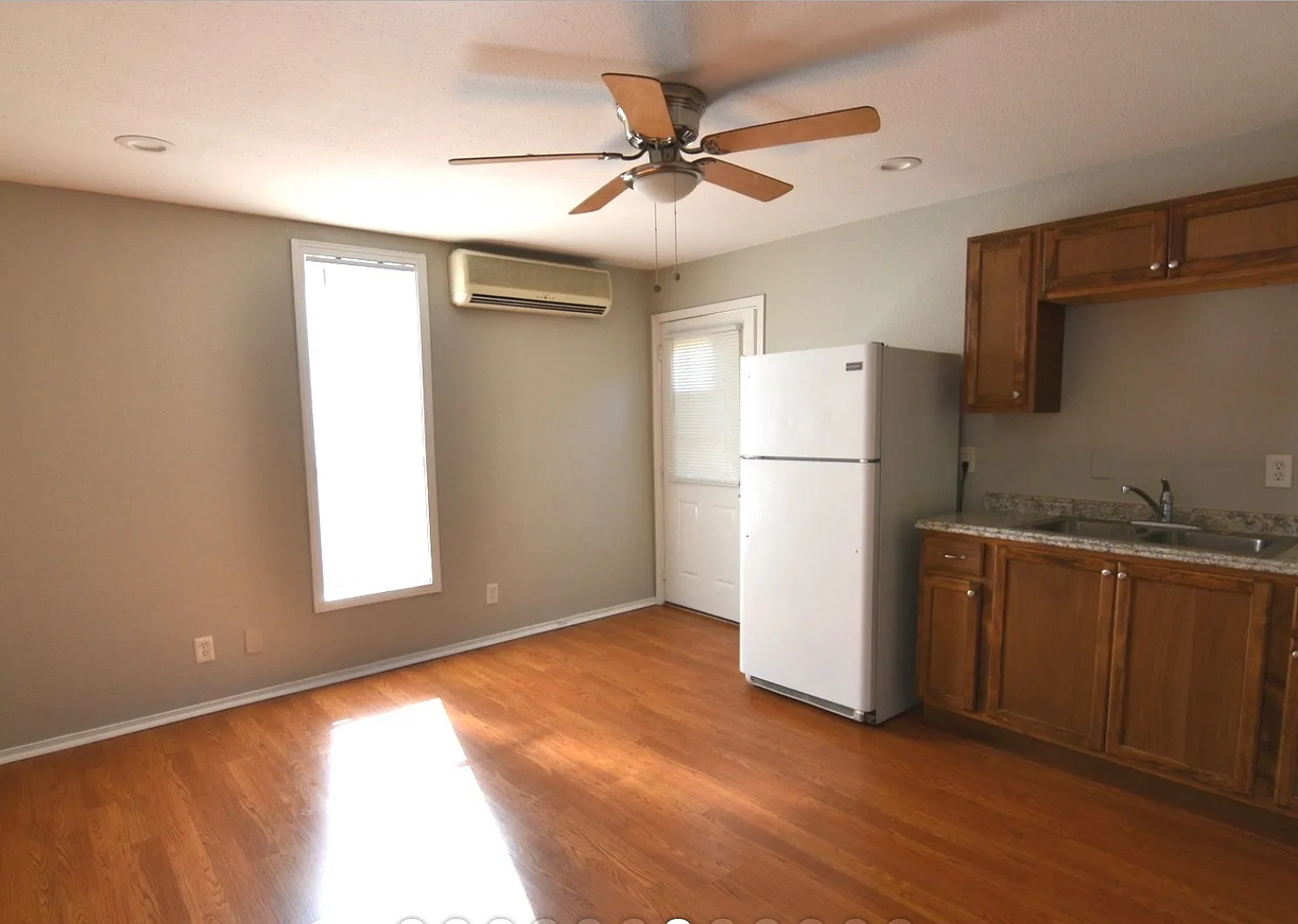 906 W Kings Hwy — Photo 3