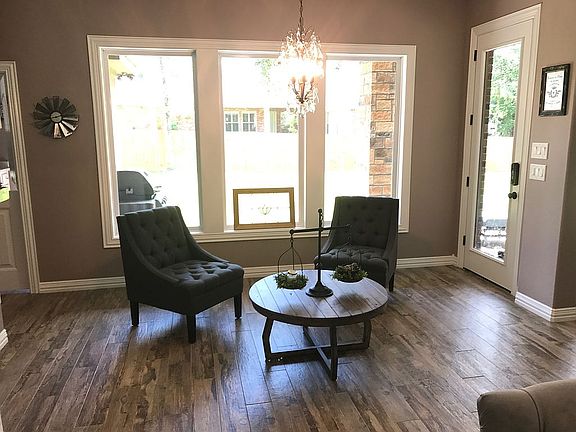 Breakfast or sitting area