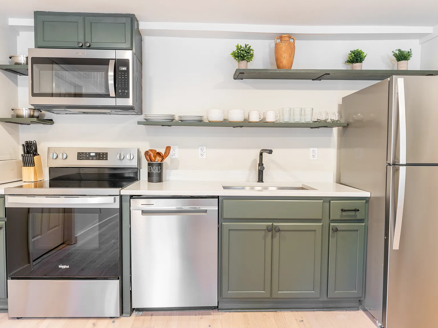 1 bed, 800 sqft, $1,900 — Photo 3
