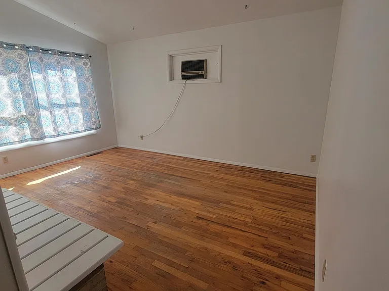 1352 Kennedy Ave — Photo 6
