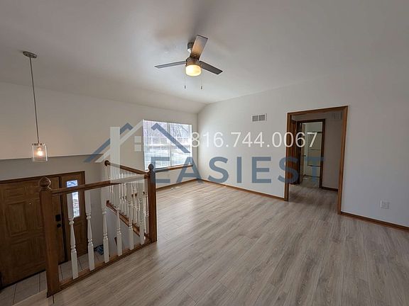 3rd image of 521 NE Summit Dr