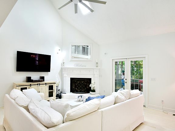 4th image of 8652 Laurel Grove Ln