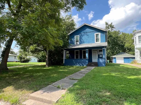 303 & 305 W Kirkwood Ave, Fairfield, IA 52556