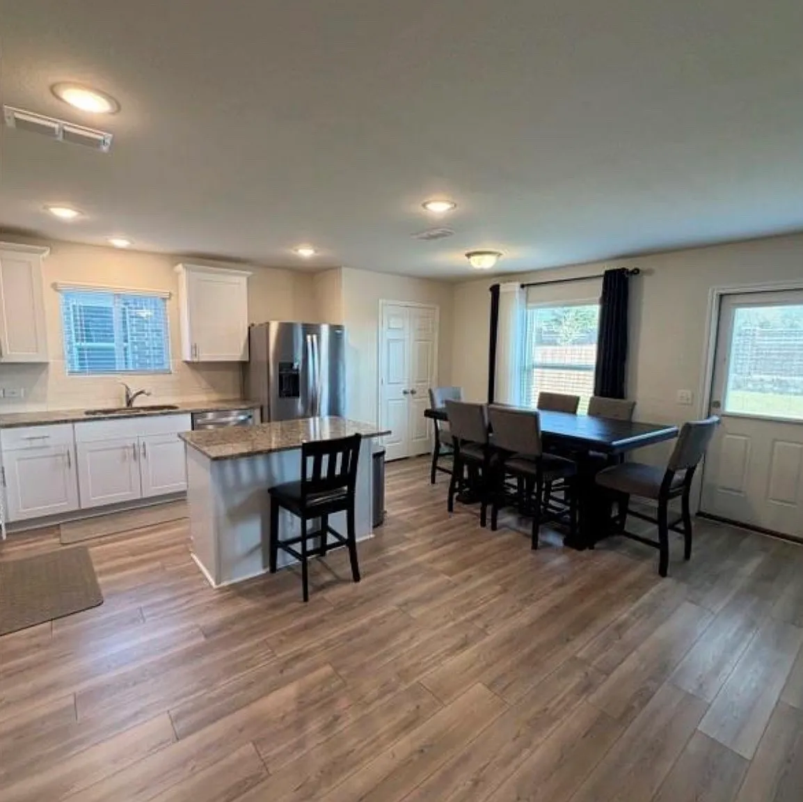 4 bed, 2358 sqft, $2,600 — Photo 4