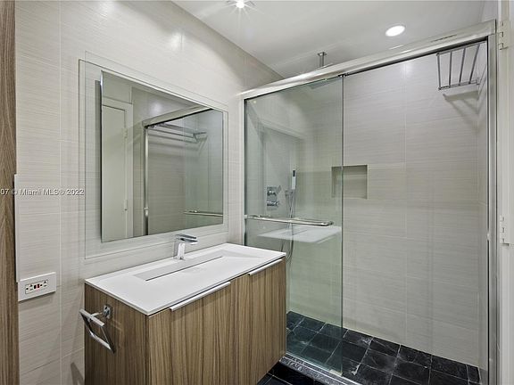 4th image of 808 Brickell Key Dr APT 1708