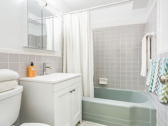 3rd image of 425 E 54th St #2J