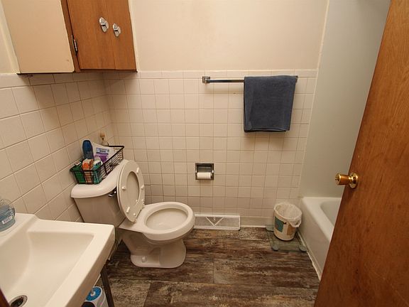 4th image of 2221 7th Ave