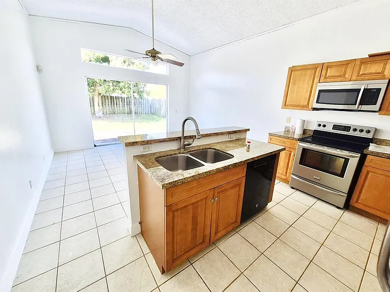 7093 Middlebury Dr — Photo 11