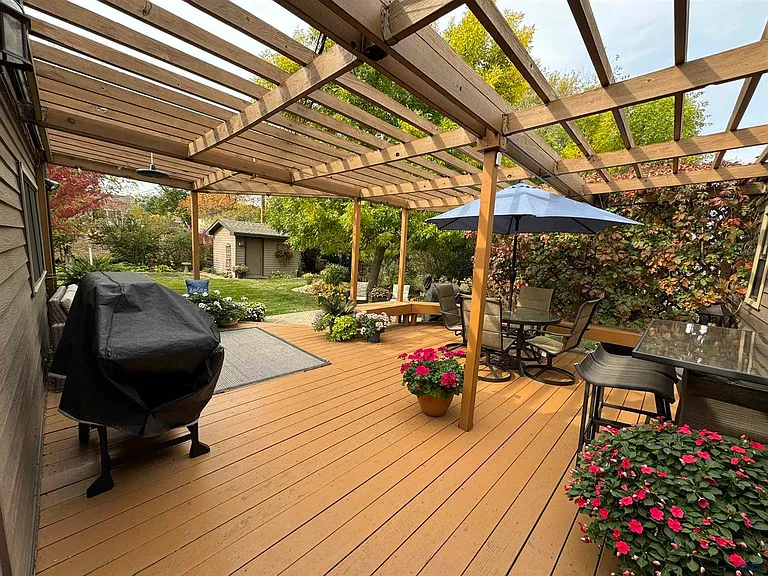 Gorgeous back deck.