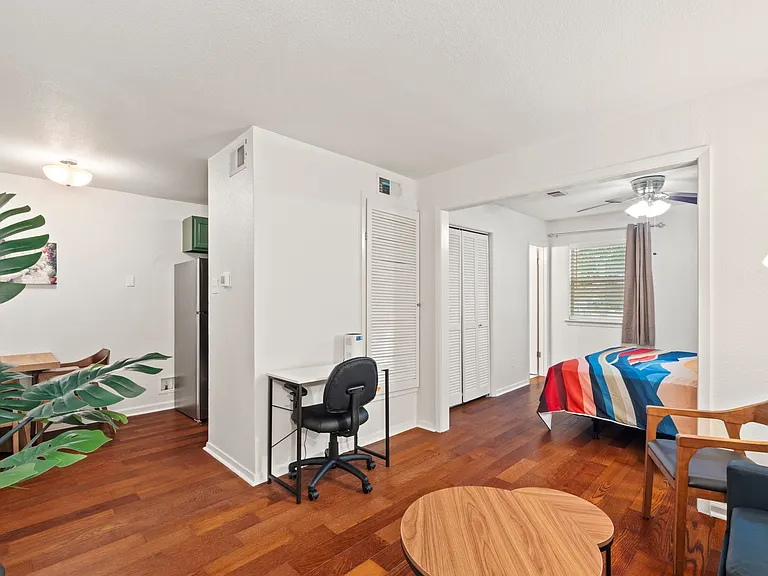 1110 W 22nd St #2 — Photo 4