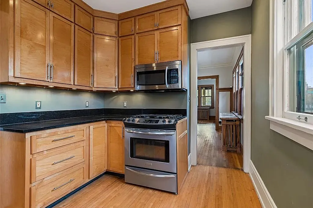 8 bed, 5812 sqft, $5,200 — Photo 2