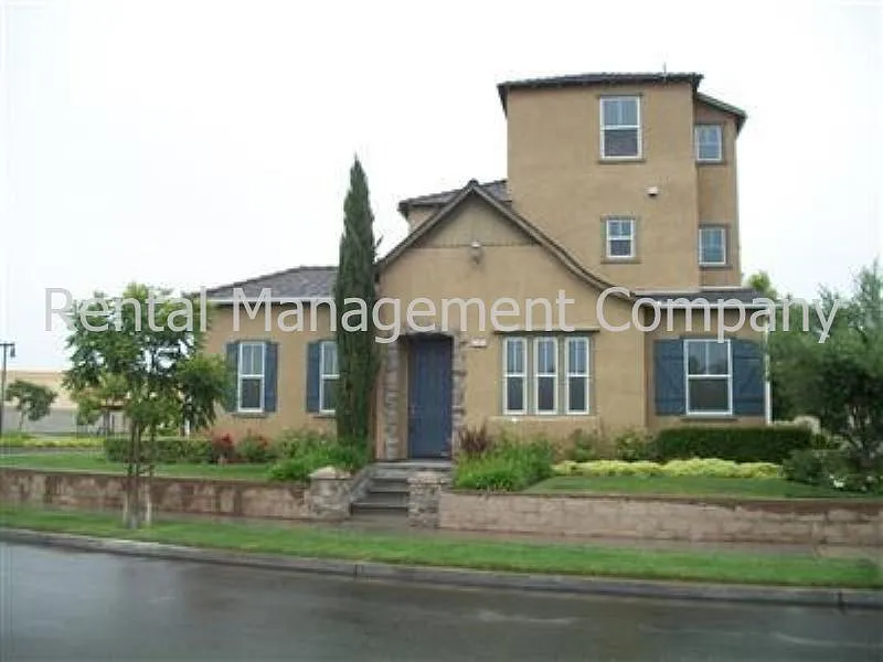1751 N Leonard Ave photo 1