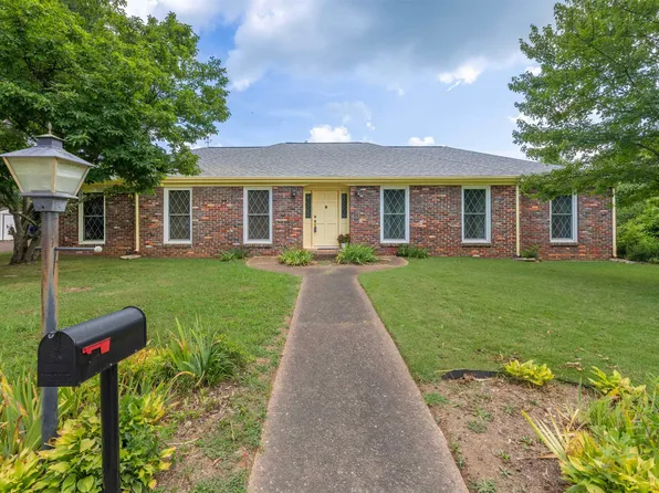 1325 Duntreath Cir, Florence, AL 35630