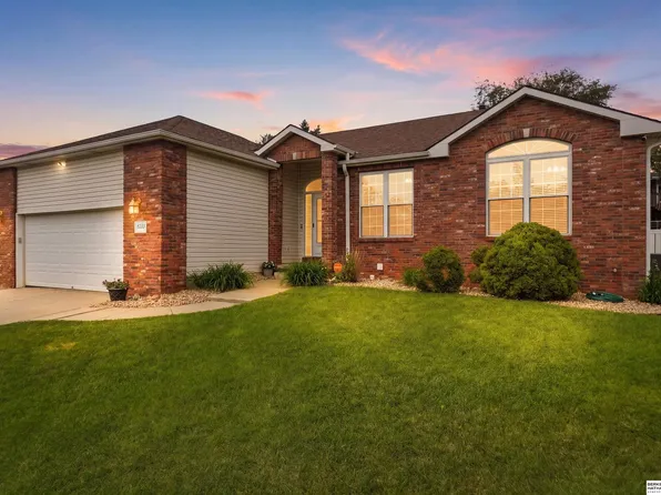 8233 Mackenzie Rd, Lincoln, NE 68505