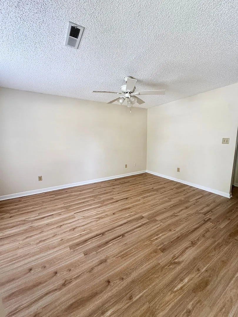Downtown Conway! 2 Bedroom Townhome - Walk To Downtown — Photo 4