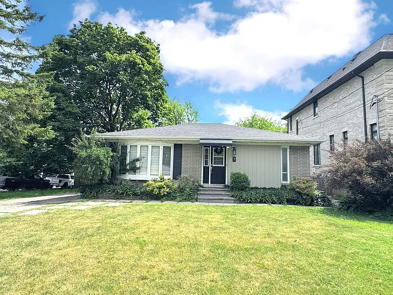 7 Talisman Cres — Photo 1