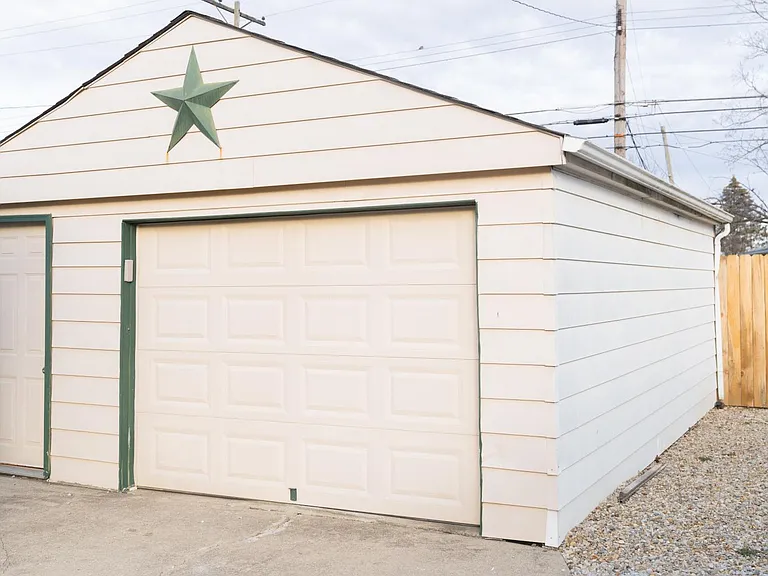 4340 Maplegrove Dr — Photo 2