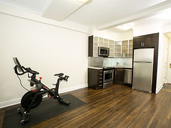 4th image of 210 W 70th St APT 410
