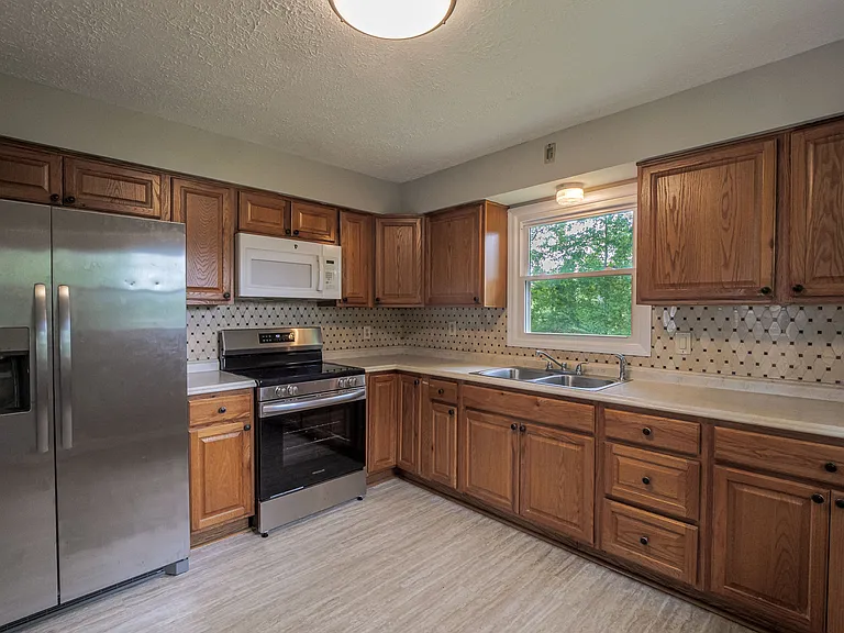 10 Rose Ave #2 — Photo 6