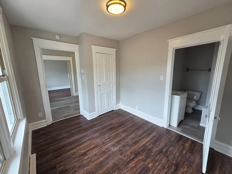 926-928 W Walnut St — Photo 10
