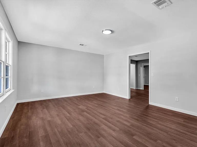 107 E Elm St — Photo 3