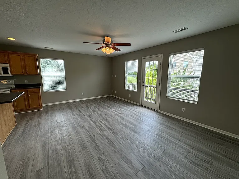 18159 Hayes Plz — Photo 5