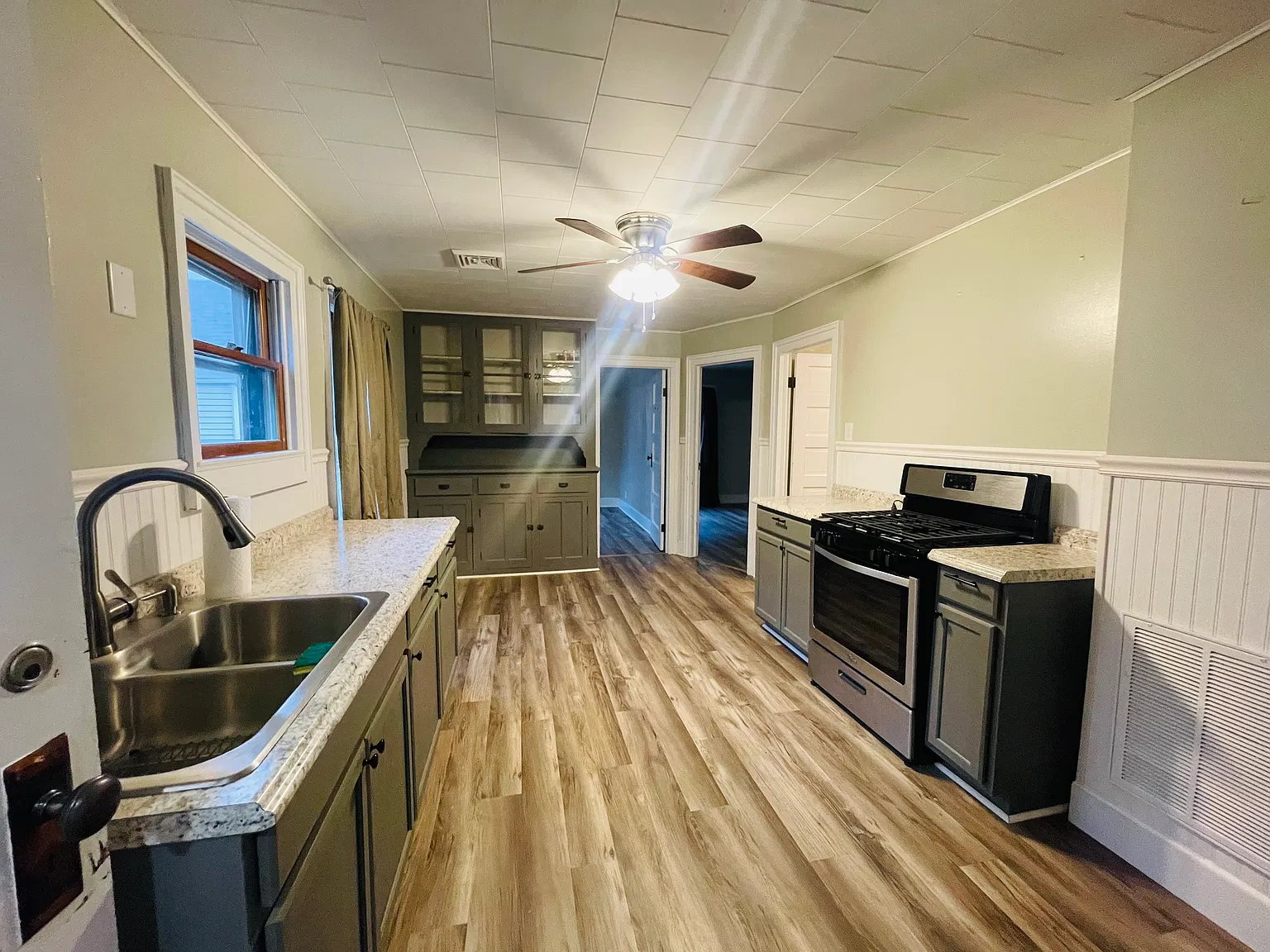 3 bed, $1,400 — Photo 3