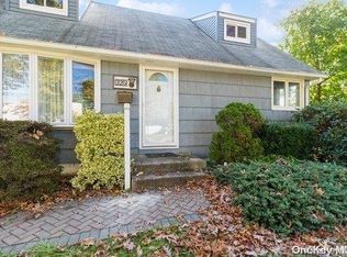 325 2nd Ave, Bayport, NY 11705