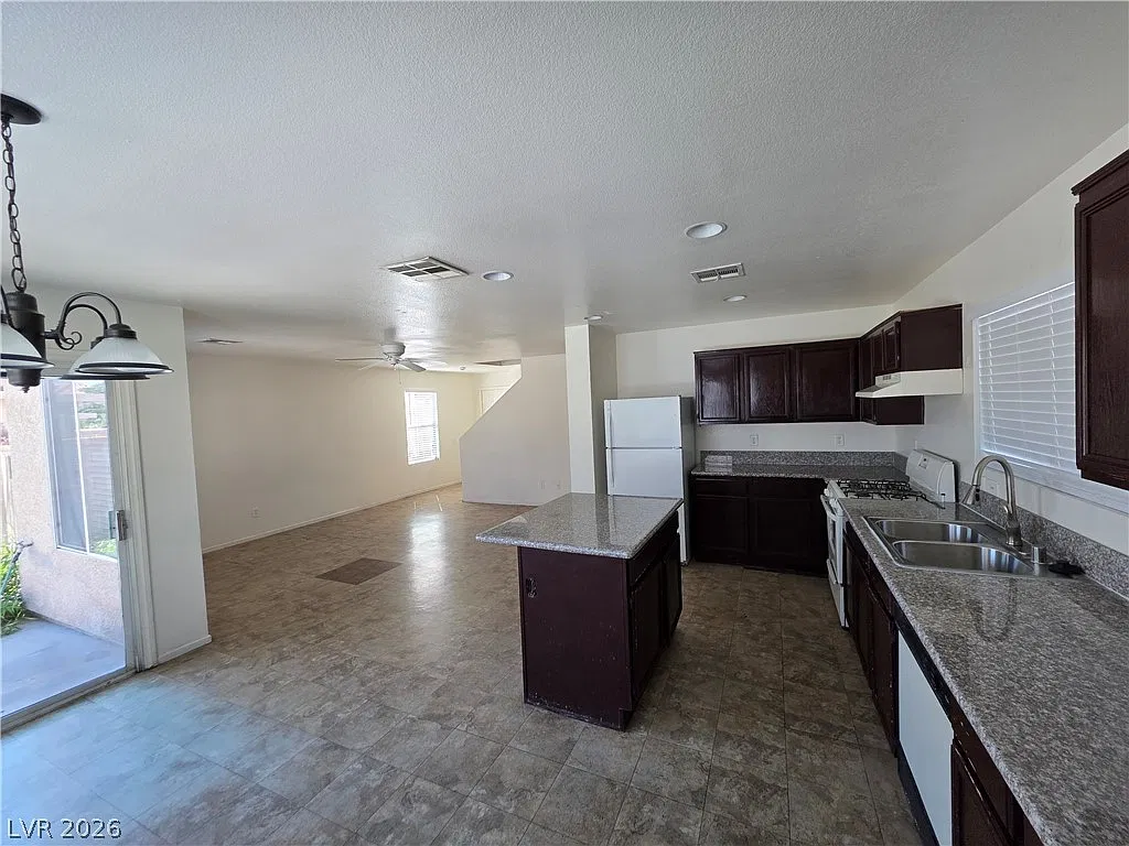 3 bed, 2.5 bath, 1364 sqft, $1,850 — Photo 2