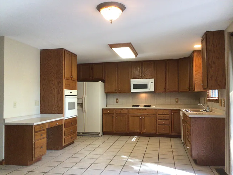 722 Justin Ct — Photo 2