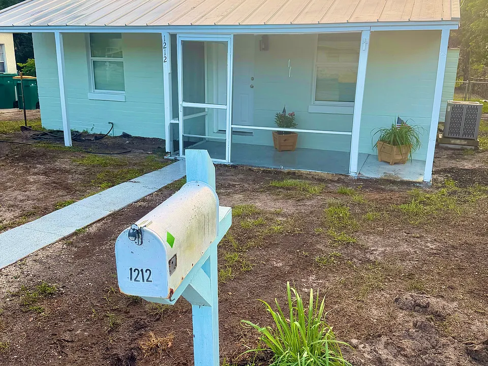 1212 Azalea Ct W