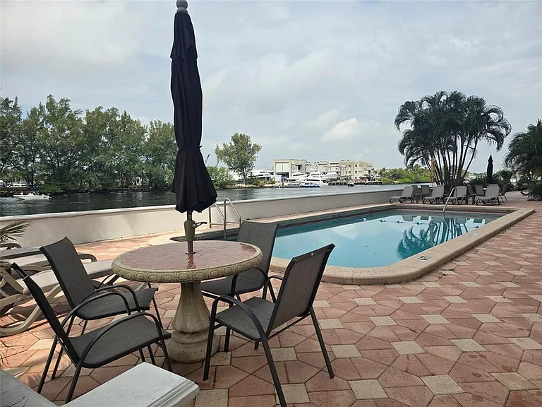 1401 N Riverside Dr #307 — Photo 5