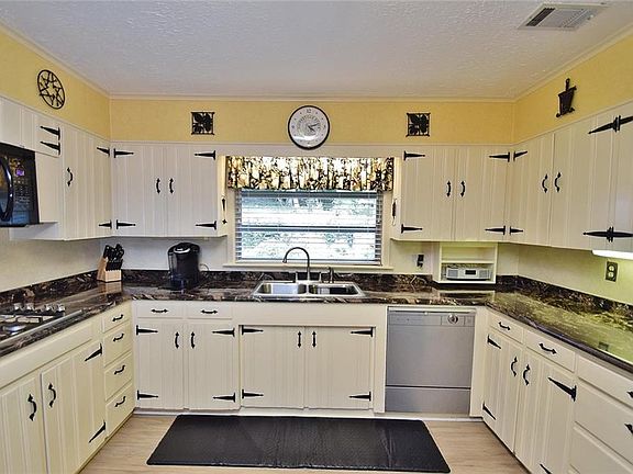 2nd image of 643 Dixon Dr
