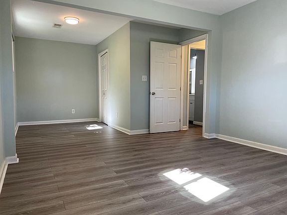 3rd image of 1526 Montgomery Rd