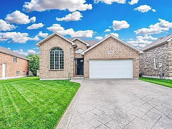 2nd image of 1328 Imperial Cres