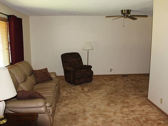 4th image of 609 E 32nd Ter