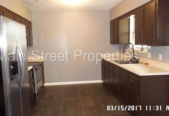 3rd image of 698 Deedra Ave
